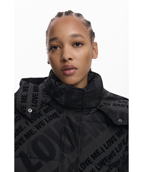 Desigual（デシグアル）の「フロッキーロゴ 取り外しフード ロング中綿ジャケット ブラック ホワイト（ダウンジャケット/コート・レディース・ホワイト/ブラック・XS/S/M/L/XL）」の9枚目の写真