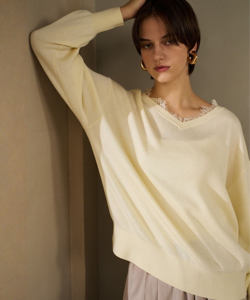 qualite(カリテ)の「【大人のレースニット】Vネックレース付きニット/秋服/冬服/オフィスカジュアル/フリル/ハイゲージニット(ニット/セーター・レディース・ダークネイビー/オフホワイト/チャコールグレー・フリー)」の2枚目の写真