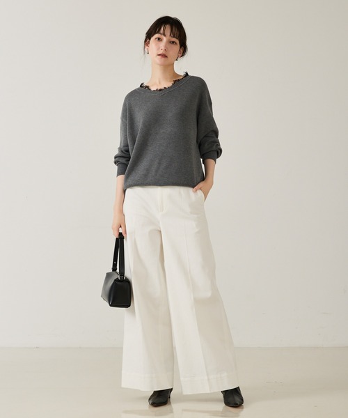 qualite(カリテ)の「【大人のレースニット】Vネックレース付きニット/秋服/冬服/オフィスカジュアル/フリル/ハイゲージニット(ニット/セーター・レディース・ダークネイビー/オフホワイト/チャコールグレー・フリー)」の4枚目の写真
