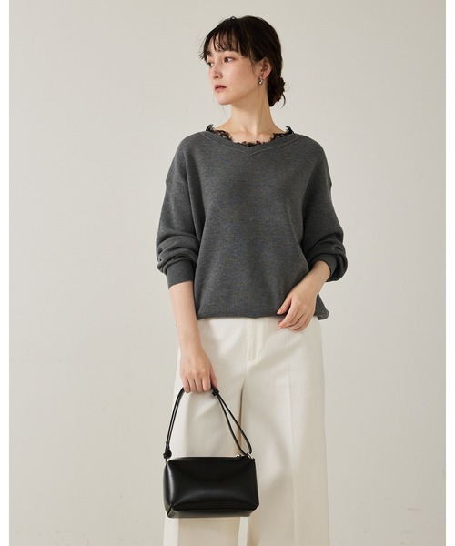 qualite(カリテ)の「【大人のレースニット】Vネックレース付きニット/秋服/冬服/オフィスカジュアル/フリル/ハイゲージニット(ニット/セーター・レディース・ダークネイビー/オフホワイト/チャコールグレー・フリー)」の7枚目の写真