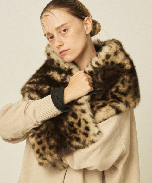 HELEN MOORE（ヘレンムーア）の「【HELEN MOORE/ヘレンムーア】バックル付フェイクファースカーフ / ストール（ストール/ショール・レディース・ベージュ/その他・フリー）」の2枚目の写真