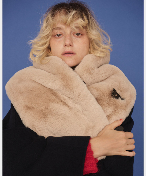 HELEN MOORE（ヘレンムーア）の「【HELEN MOORE/ヘレンムーア】バックル付フェイクファースカーフ / ストール（ストール/ショール・レディース・ベージュ/その他・フリー）」の4枚目の写真