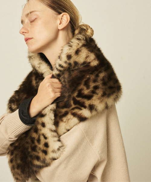 HELEN MOORE（ヘレンムーア）の「【HELEN MOORE/ヘレンムーア】バックル付フェイクファースカーフ / ストール（ストール/ショール・レディース・ベージュ/その他・フリー）」の5枚目の写真