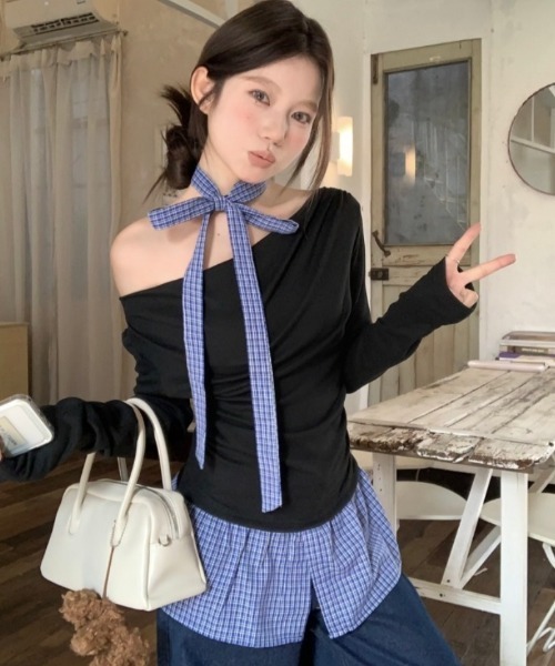 Ritzy（リッツィー）の「ギンガムチェックフェイクレイヤード オフショルダーロンT＋ネクタイ 2点セット（Tシャツ/カットソー・レディース・ブラック・M/L）」の5枚目の写真
