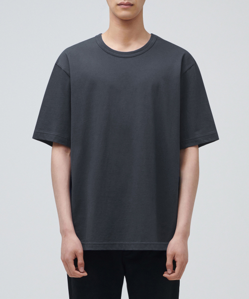 MUSINSA STANDARD（ムシンサスタンダード）の「リラックスフィットクルーネックTシャツ[ダークグレー]（Tシャツ/カットソー・メンズ・その他・MEDIUM/LARGE/X-LARGE/XX-LARGE/XXX-LARGE/SMALL）」の5枚目の写真