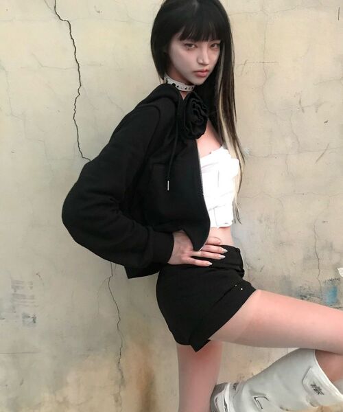 YOUHEE（ユヒ）の「FLOWER CORSAGE HOODIE ZIP-UP BLACK（パーカー・レディース・その他・FREE）」の9枚目の写真