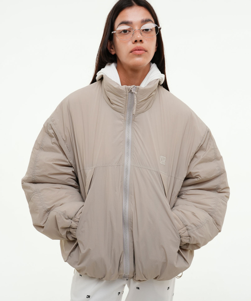 CENTAUR.KR（セントール）の「CENTAUR OVERSIZED PADDED JUMPER_LIGHT BEIGE（ダウンジャケット/コート・レディース・その他・F）」の2枚目の写真