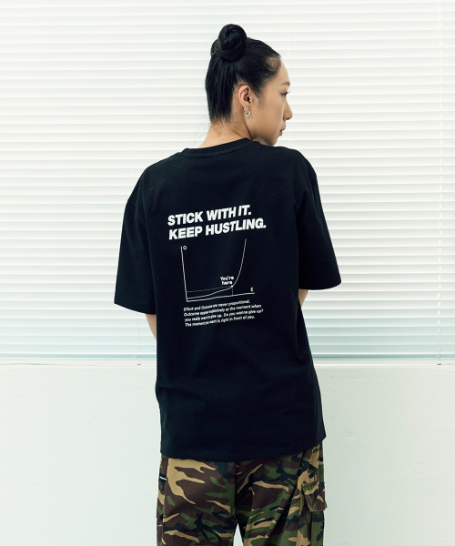KEEPHUSTLING(キープハッスリング)の「エフォートアウトカムグラフ半袖Tシャツ(ブラック)(Tシャツ/カットソー・レディース・ブラック・MEDIUM/LARGE)」の3枚目の写真