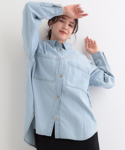 SHOO・LA・RUE（シューラルー）の「【洗濯機可/体型カバー】こなれ感をプラスする BIGポケットやわらかデニムシャツ（シャツ/ブラウス・レディース・ライトグレー/ブルー系その他/ライトブルー・03/02/01/04）」の2枚目の写真