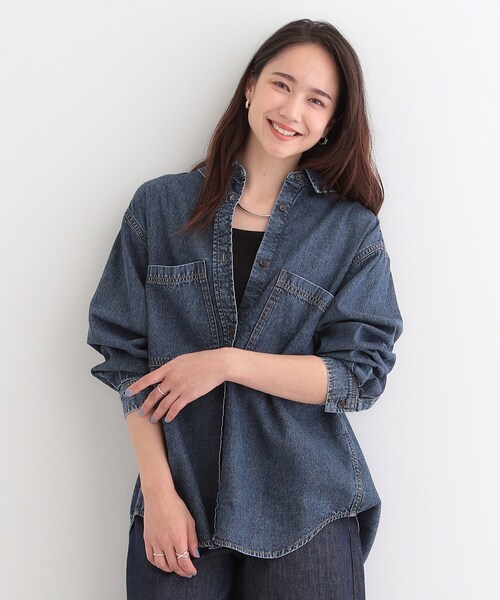 SHOO・LA・RUE（シューラルー）の「【洗濯機可/体型カバー】こなれ感をプラスする BIGポケットやわらかデニムシャツ（シャツ/ブラウス・レディース・ライトグレー/ブルー系その他/ライトブルー・03/02/01/04）」の4枚目の写真