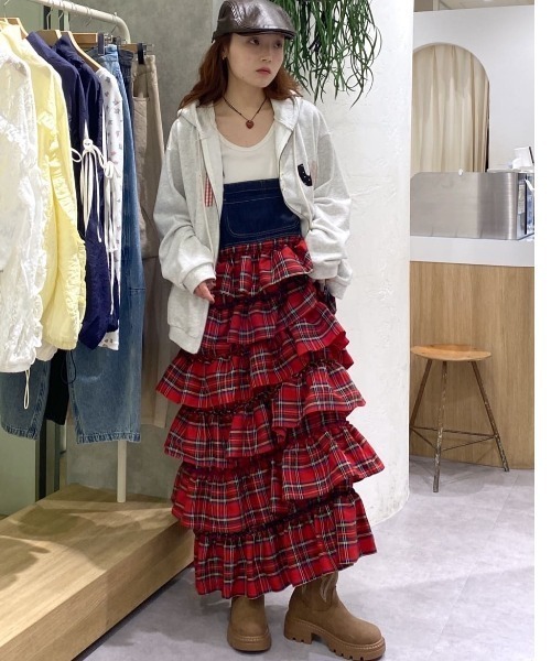 w closet（ダブルクローゼット）の「【6色展開/チェック/ドット柄】フリルティアードジャンパースカート/ワンピース（ジャンパースカート・レディース・レッド/ブラック/オフホワイト/ブラック系その他/ブラック系その他2/レッド系その他2・FREE）」の7枚目の写真