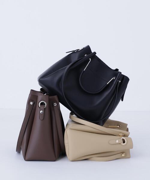 NATURAL BEAUTY BASIC（ナチュラルビューティーベーシック）の「◇メタルハンドルタックショルダーバッグ（ショルダーバッグ・レディース・ダークブラウン/ベージュ/ブラック・ﾌﾘ-）」の2枚目の写真