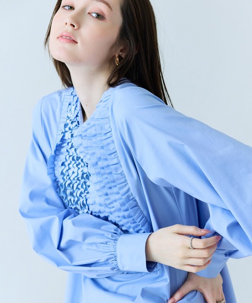 Audie a Muses（オーディアミューズ）の「フロントフリルレイヤードブラウス（シャツ/ブラウス・レディース・ネイビー/オフホワイト/ブルー・42/38）」の7枚目の写真