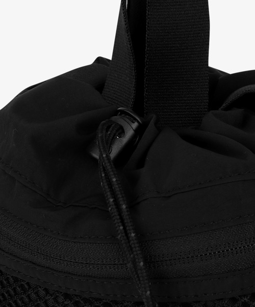 THE NORTH FACE(ザノースフェイス)の「【韓国限定・日本未入荷】THE NORTH FACE LINDEN MESH BUCKET BAG MINI / ノースフェイス リンデンメッシュ バケットバッグ ミニ 2WAY(ショルダーバッグ・メンズ・ブラック/クリーム・FREE)」の5枚目の写真