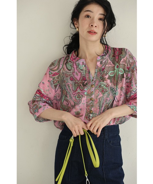 cawaii(カワイイ)の「ビジュー輝く彩りスカーフ柄ブラウストップス(シャツ/ブラウス・レディース・ピンク・FREE)」の2枚目の写真