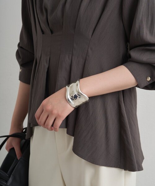 LOUNGEDRESS（ラウンジドレス）の「【GALENA/ガレナ】ワイドウェーブバングル（ブレスレット・レディース・シルバー/ゴールド・FREE）」の2枚目の写真