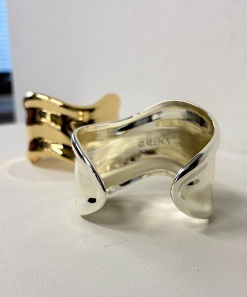 LOUNGEDRESS（ラウンジドレス）の「【GALENA/ガレナ】ワイドウェーブバングル（ブレスレット・レディース・シルバー/ゴールド・FREE）」の5枚目の写真