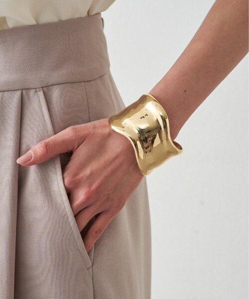 LOUNGEDRESS（ラウンジドレス）の「【GALENA/ガレナ】ワイドウェーブバングル（ブレスレット・レディース・シルバー/ゴールド・FREE）」の8枚目の写真