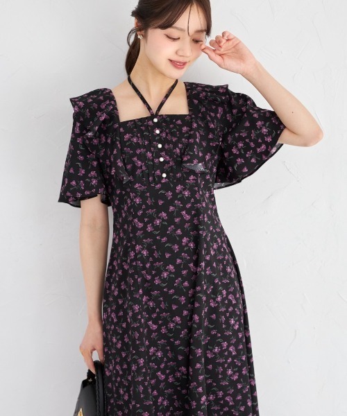 tocco closet（トッコ　クローゼット）の「【ZOZO限定】ネックリボン付きラッフルフリル小花柄ワンピース（ワンピース・レディース・ブラック/オフホワイト・M）」の2枚目の写真