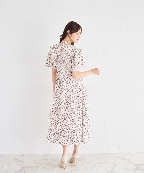 tocco closet（トッコ　クローゼット）の「【ZOZO限定】ネックリボン付きラッフルフリル小花柄ワンピース（ワンピース・レディース・ブラック/オフホワイト・M）」の6枚目の写真