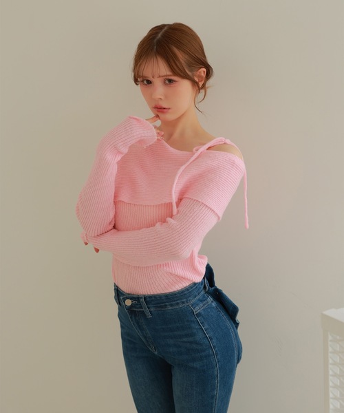 M DOLLY(エムドリー)の「ribbon oneshoulder ruelle knit tops/リボンワンショルダールエルニットトップス(ニット/セーター・レディース・ピンク/アイボリー・FREE)」の1枚目の写真