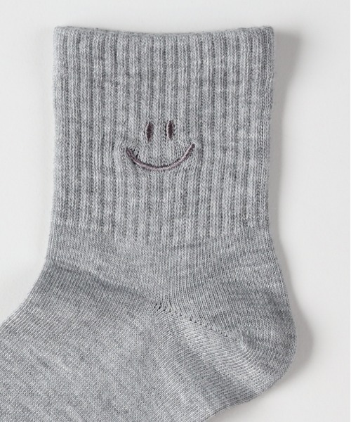 Right-on(ライトオン)の「【BASIC SOCKS】Qスマイル刺繍ソックス (遊び心 / 心地よいフィット / 大人カジュアル / ロングシーズン)(ソックス/靴下・レディース・グリーン/イエロー/オフホワイト/グレー/ブラック・フリー)」の9枚目の写真