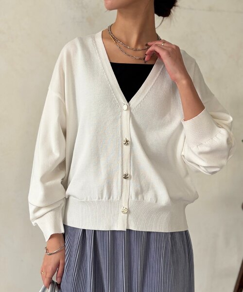 Chez toi（シェトワ）の「ニュアンスボタン長袖ニットカーディガン（カーディガン/ボレロ・レディース・ブラック/ホワイト/ブルー/イエロー・FREE）」の2枚目の写真