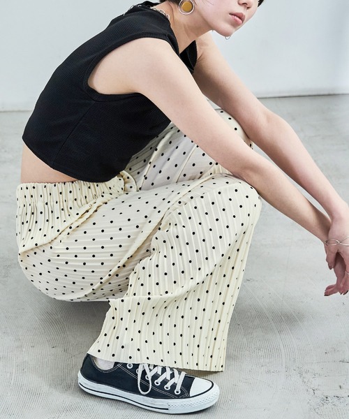 Fashion Letter(ファッションレター)の「ドットプリント プリーツイージーワイドパンツ(その他パンツ・レディース・ブラック/ホワイト/チャコール/ブラウン・L/M)」の2枚目の写真