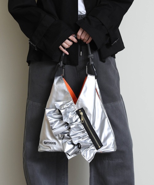 Gready Brilliant（グレディブリリアン）の「トライアングルミニバッグ（ショルダーバッグ・レディース・シルバー/ブラック/カーキ・FREE）」の4枚目の写真