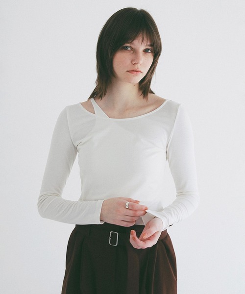 CLANE(クラネ)の「CUP IN ONE SHOULDER SET TOPS(Tシャツ/カットソー・レディース・ブラック/ホワイト・2/1)」の2枚目の写真