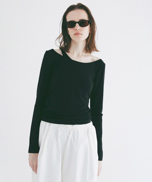 CLANE(クラネ)の「CUP IN ONE SHOULDER SET TOPS(Tシャツ/カットソー・レディース・ブラック/ホワイト・2/1)」の8枚目の写真
