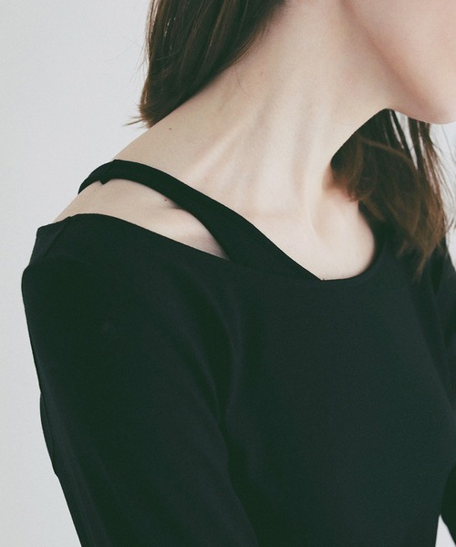 CLANE(クラネ)の「CUP IN ONE SHOULDER SET TOPS(Tシャツ/カットソー・レディース・ブラック/ホワイト・2/1)」の13枚目の写真