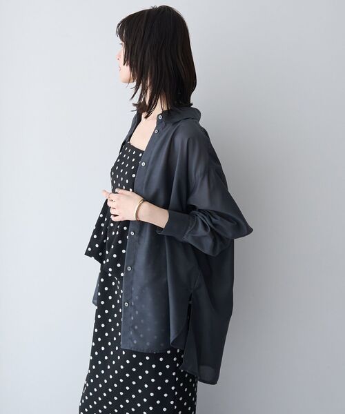 YECCA VECCA(イェッカヴェッカ)の「バック釦シアーシャツ(シャツ/ブラウス・レディース・チャコールグレー/ブルー/ピンク/ストライプ・FREE)」の2枚目の写真