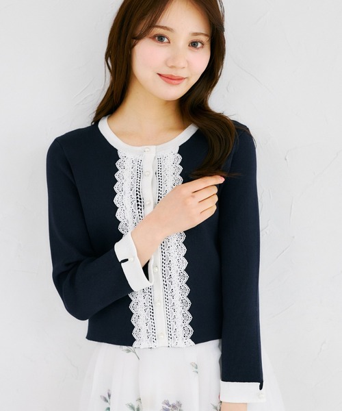 tocco closet(トッコ クローゼット)の「パール釦フロントレースバイカラーニットカーディガン(カーディガン/ボレロ・レディース・ネイビー/ベージュ/ブラック・M)」の3枚目の写真