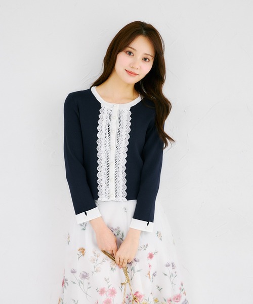 tocco closet(トッコ クローゼット)の「パール釦フロントレースバイカラーニットカーディガン(カーディガン/ボレロ・レディース・ネイビー/ベージュ/ブラック・M)」の20枚目の写真
