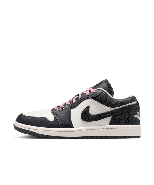 JORDAN BRAND(ジョーダンブランド)の「W AIR JORDAN 1 LOW SE II0595-001(スニーカー・レディース・グレー・24.5cm/24.0cm/23.5cm/23.0cm/22.5cm/26.0cm/25.5cm/25.0cm)」の1枚目の写真