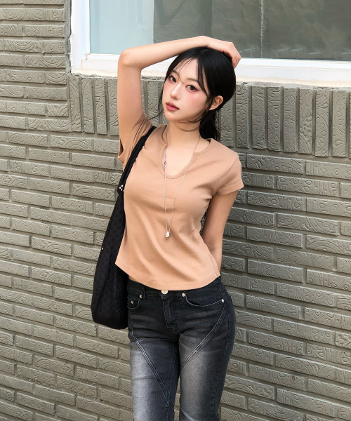 CURETTY(キュリティ)の「C 90S LINE SLIT NECK HALF-SLEEVE T-SHIRT_CAMEL(Tシャツ/カットソー・レディース・キャメル・SMALL)」の2枚目の写真