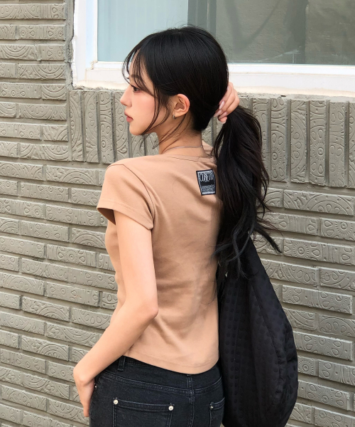CURETTY(キュリティ)の「C 90S LINE SLIT NECK HALF-SLEEVE T-SHIRT_CAMEL(Tシャツ/カットソー・レディース・キャメル・SMALL)」の3枚目の写真