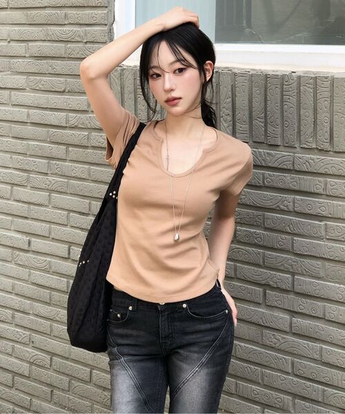 CURETTY(キュリティ)の「C 90S LINE SLIT NECK HALF-SLEEVE T-SHIRT_CAMEL(Tシャツ/カットソー・レディース・キャメル・SMALL)」の5枚目の写真