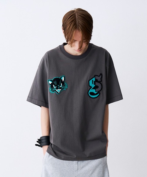 SeeSew(シーソー)の「【UNISEX】NEKOMATA SAGARA TEE 2.0/ネコマタさがら刺繍Tシャツ(Tシャツ/カットソー・メンズ・グレー/ブラック系その他/ホワイト/ブラック・L/M)」の4枚目の写真
