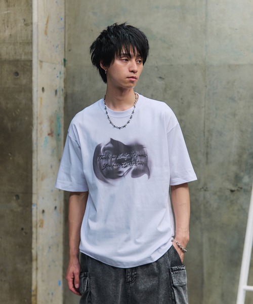 ILL'S(イルズ)の「ボックスシルエット グランジ風 レトロモチーフ バックプリント ビッグシルエット プレーティング 半袖Tシャツ グラフィック プリント カットソー ユニセックス(Tシャツ/カットソー・メンズ・ホワイト系その他/ホワイト/グレー系その他/ブラック系その他2/ブラック/チャコールグレー/グレー/ブラック系その他/ホワイト系その他2/グレー系その他3/ホワイト系その他3/ブラック系その他3・M/L)」の2枚目の写真