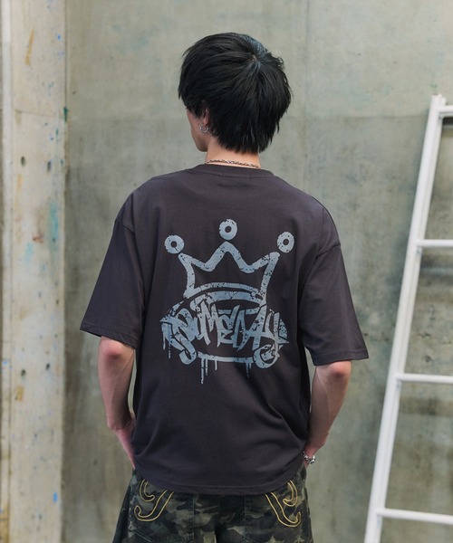 ILL'S(イルズ)の「ボックスシルエット グランジ風 レトロモチーフ バックプリント ビッグシルエット プレーティング 半袖Tシャツ グラフィック プリント カットソー ユニセックス(Tシャツ/カットソー・メンズ・ホワイト系その他/ホワイト/グレー系その他/ブラック系その他2/ブラック/チャコールグレー/グレー/ブラック系その他/ホワイト系その他2/グレー系その他3/ホワイト系その他3/ブラック系その他3・M/L)」の9枚目の写真