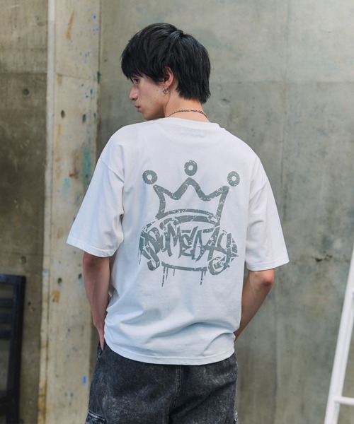 ILL'S(イルズ)の「ボックスシルエット グランジ風 レトロモチーフ バックプリント ビッグシルエット プレーティング 半袖Tシャツ グラフィック プリント カットソー ユニセックス(Tシャツ/カットソー・メンズ・ホワイト系その他/ホワイト/グレー系その他/ブラック系その他2/ブラック/チャコールグレー/グレー/ブラック系その他/ホワイト系その他2/グレー系その他3/ホワイト系その他3/ブラック系その他3・M/L)」の3枚目の写真