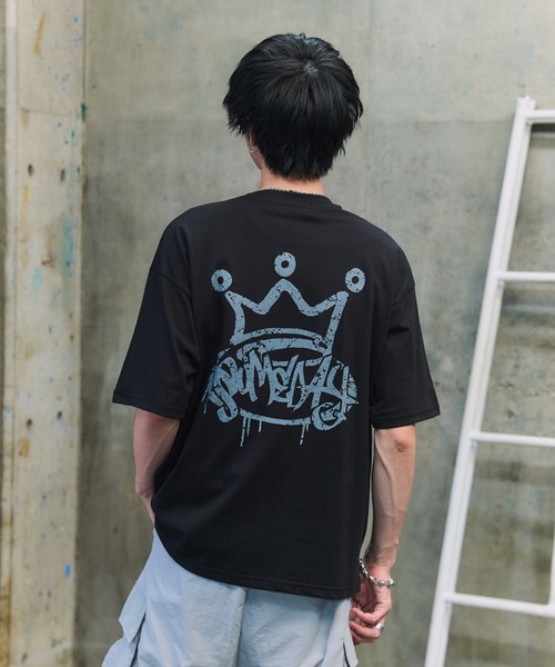 ILL'S(イルズ)の「ボックスシルエット グランジ風 レトロモチーフ バックプリント ビッグシルエット プレーティング 半袖Tシャツ グラフィック プリント カットソー ユニセックス(Tシャツ/カットソー・メンズ・ホワイト系その他/ホワイト/グレー系その他/ブラック系その他2/ブラック/チャコールグレー/グレー/ブラック系その他/ホワイト系その他2/グレー系その他3/ホワイト系その他3/ブラック系その他3・M/L)」の7枚目の写真