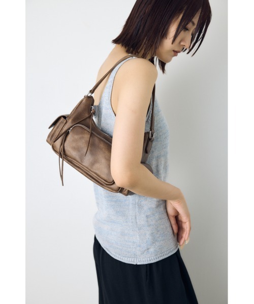 AZUL by moussy(アズールバイマウジー)の「アウトポケットフェイクレザーバッグ【着用画像あり】(ハンドバッグ・レディース・キャメル/レッド/ブラック・FREE)」の1枚目の写真