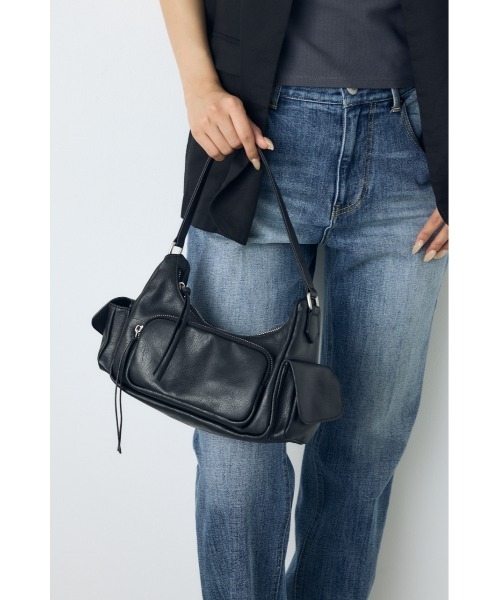 AZUL by moussy(アズールバイマウジー)の「アウトポケットフェイクレザーバッグ【着用画像あり】(ハンドバッグ・レディース・キャメル/レッド/ブラック・FREE)」の2枚目の写真