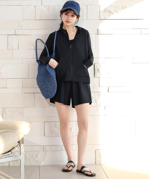 TeddyShop(テディショップ)の「【UVカット率99.9%以上/UPF50+/2WAYフード取り外し可】長袖ジップアップUVパーカーラッシュガードトップス+ショートパンツ 上下2点セット レディース(パーカー・レディース・ダークブラウン/ブルーグレー/ブラック・L/S/LL/M)」の12枚目の写真