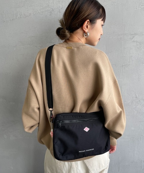 DANTON（ダントン）の「【WEB先行予約】[DANTON/ダントン] PALAIS GARNIER コーデュラキャンバスショルダーバッグ（ショルダーバッグ・レディース・ブラック/グレイッシュベージュ・ONE SIZE）」の4枚目の写真