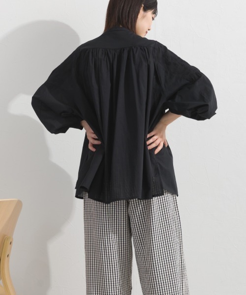 OMNES(オムネス)の「コットンレース切替長袖スタンドカラーシャツ(シャツ/ブラウス・レディース・ホワイト/ネイビー/ブラック・FREE)」の11枚目の写真