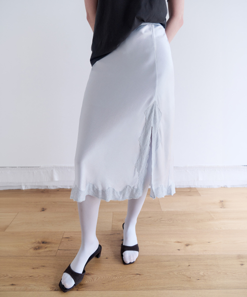 ROLAROLA(ロラロラ)の「SATIN LACE LONG SKIRT SILVER(スカート・レディース・シルバー・SMALL/MEDIUM)」の1枚目の写真